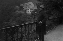 Friedrich Ebert in der Schlossstraße in Schwarzburg beim Ausblick auf das Schwarzatal